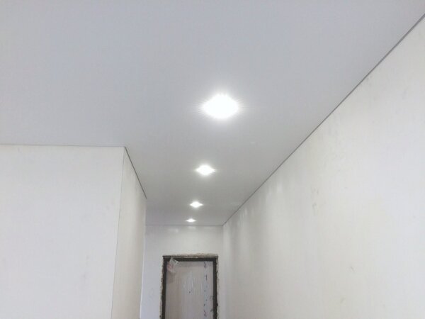 Натяжной потолок в коридор