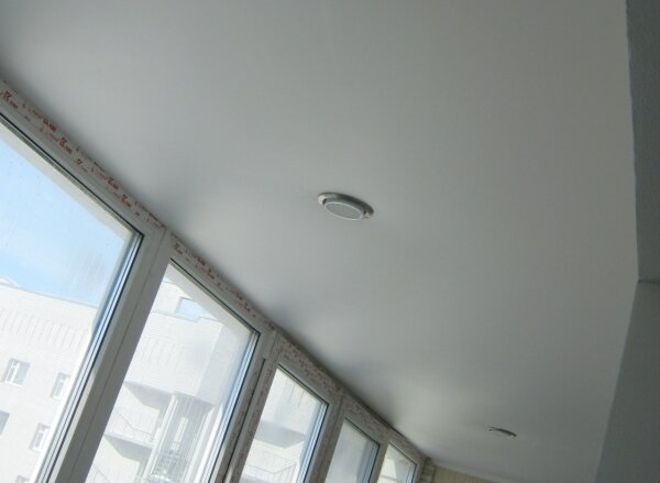 Натяжные потолки на балкон