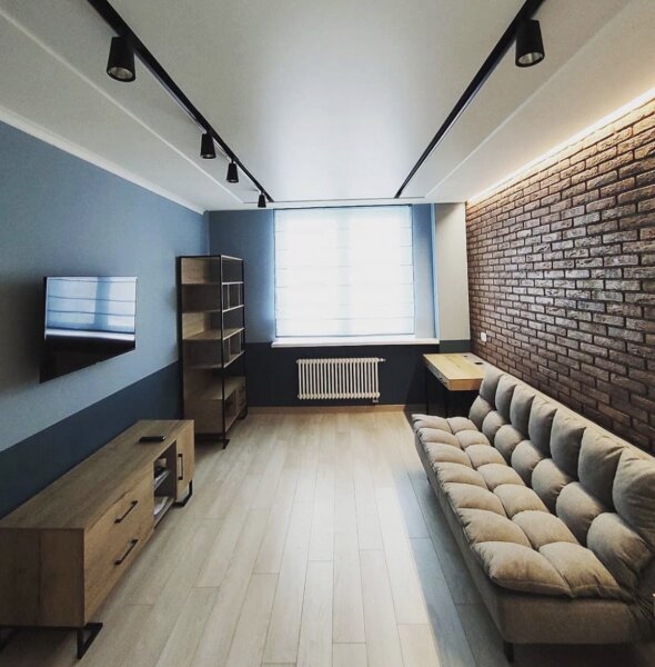 Натяжные потолки с трековыми светильниками