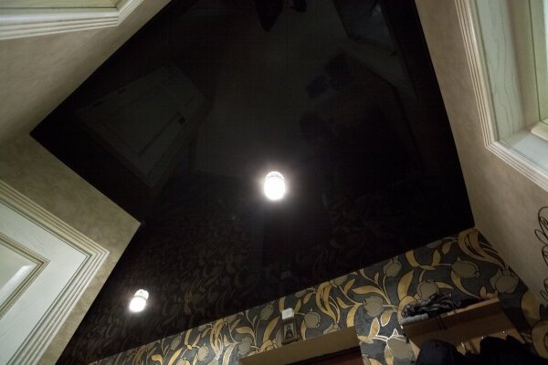 Глянцевые натяжные потолки